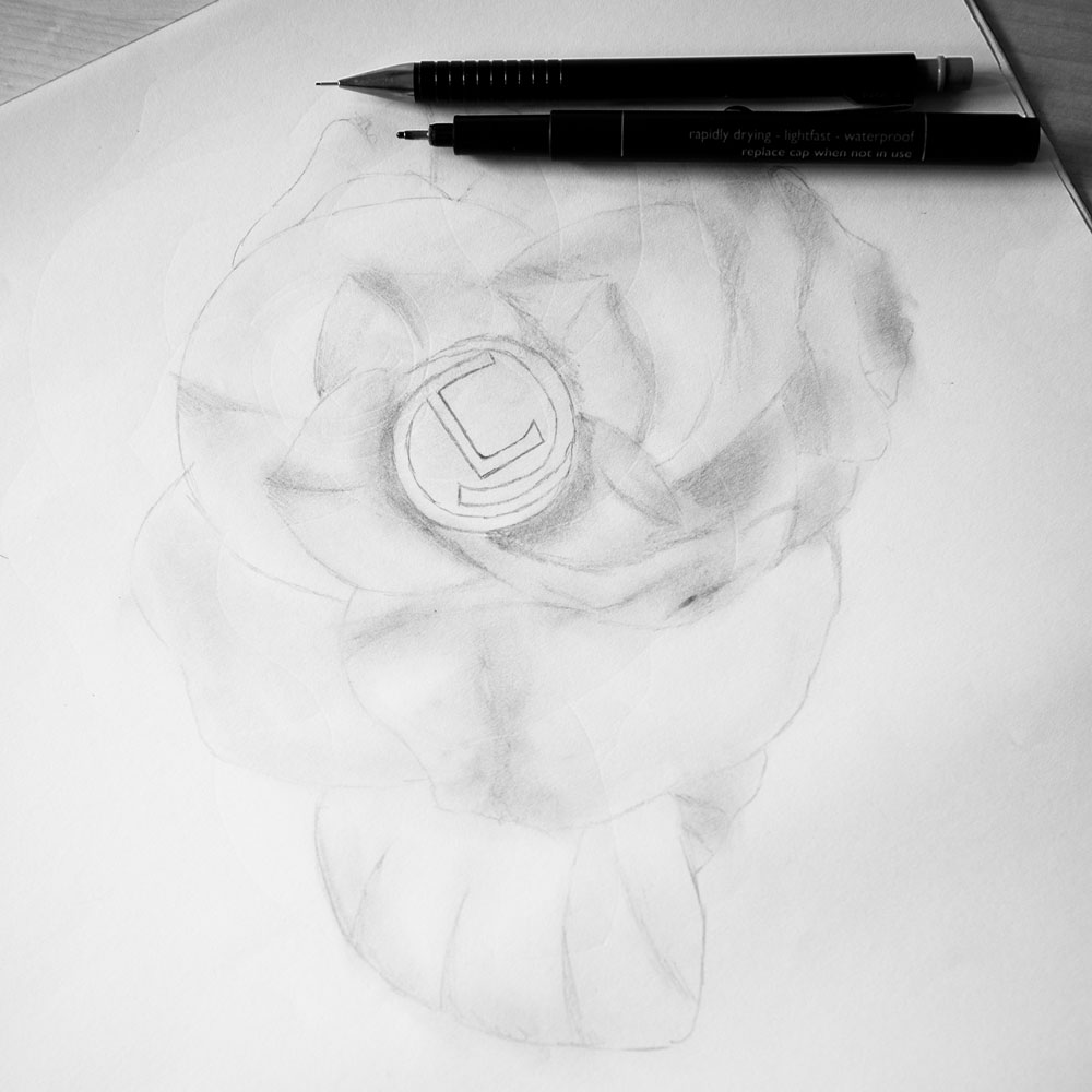 Sketch einer Rose in der Mitte das Cosmetic Lehmann Logo angerissen.
