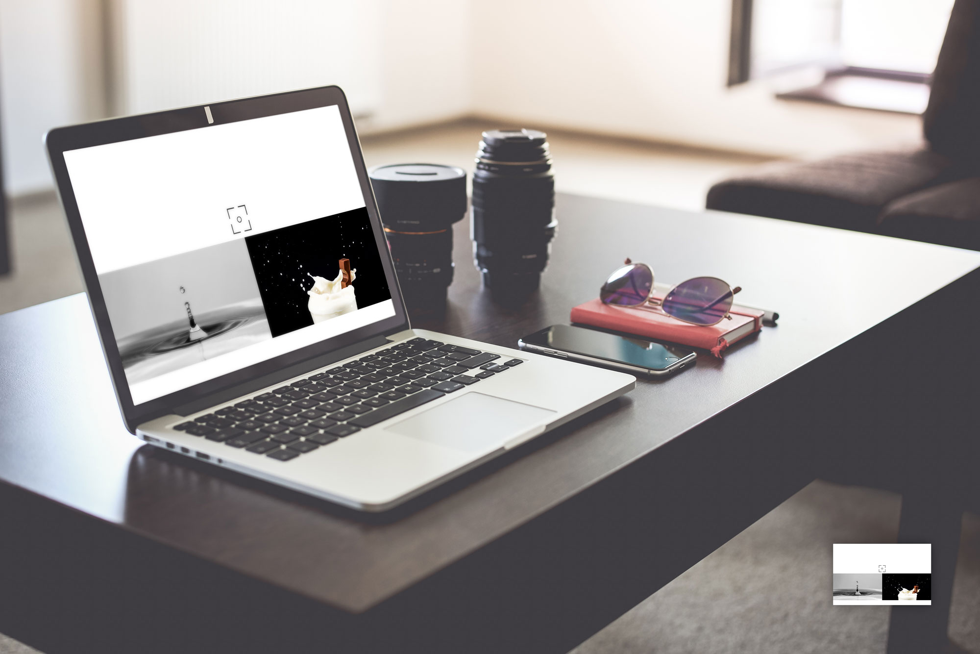 Ein Tisch mit Objektiven und einem Macbook, auf dem die Stefan Kormann Website zu sehen ist.