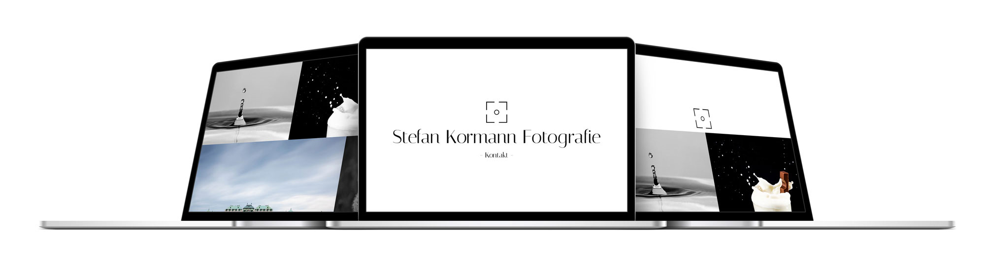 drei Macbooks nebeneinander, auf denen drei verschiedene Ansichten der Stefan Kormann Website zu sehen sind.